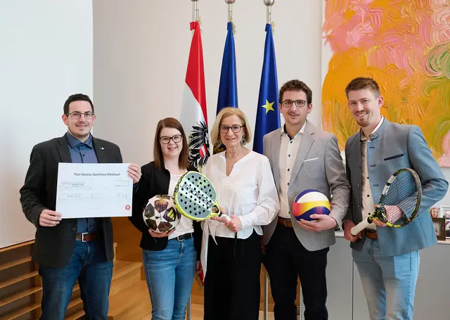 Obmann Thomas Schönegger, Buchhalterin Sabine Reiter, Landeshauptfrau Johanna Mikl-Leitner, Bürgermeister Thomas Hirsch und GGR Dominik Kroismayr. | Foto: NLK Pfeiffer