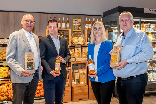 Ortsvorsteher Michael Novotny, Kaufmann Norbert Militowski, Bürgermeisterin Monika Obereigner-Sivec und Stadtrat Gerhard Baumann am Eröffnungstag.
 | Foto: REWE GROUP