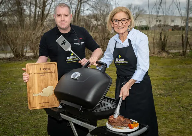 Landeshauptfrau Johanna Mikl-Leitner mit dem Pielachtaler Grill-Champion Jürgen Gschwendtner. | Foto: NLK Khittl
