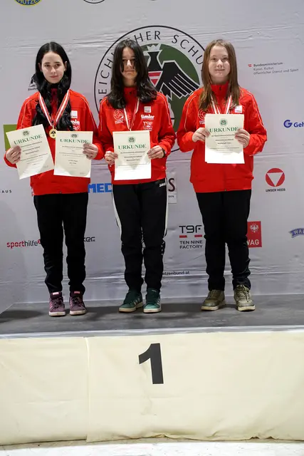 Die Tiroler Luftgewehr-"Gold"-Mannschaft in der Jugend 1 weiblich Klasse mit Antonia Kapferer-Auer aus Umhausen (links)