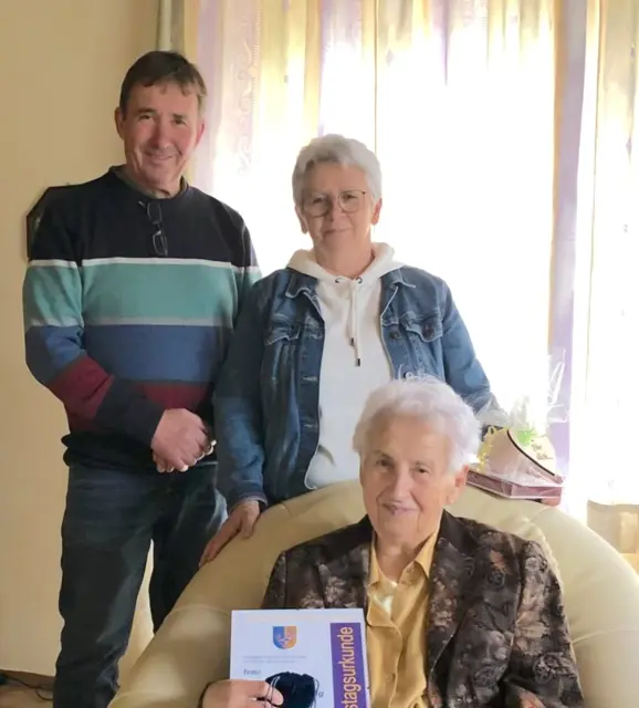 Bürgermeister Franz Wachter und Anita Kopfensteiner gratulierten Maria Seier zum 91. Geburtstag. | Foto: Gemeinde Deutsch Schützen-Eisenberg