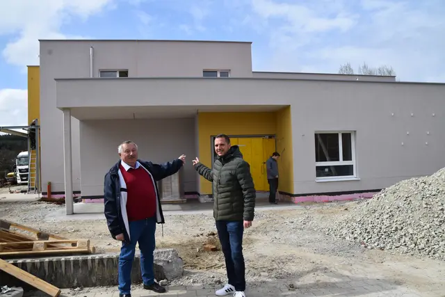 Die Fertigstellung des neuen Kindergartens erfolgt heuer. Die feierliche Eröffnung ist für 20. September geplant. | Foto: MeinBezirk/Michael Strini