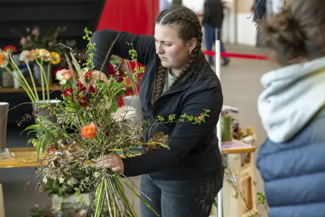 Tina Baumann beim Binden ihres Straußes. | Foto: Nik Fleischmann