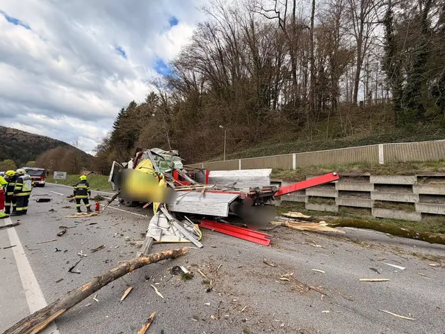 Den Feuerwehrleuten bot sich auf der B70 ein Bild der Verwüstung. | Foto: FF Krems