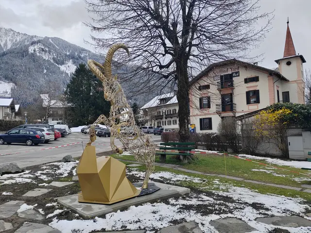 In Mayrhofen wurde am Montagabend eine Metall-Steinbock-Statue beschädigt. Eine aufmerksame Zeugin sorgte dafür, dass der Tatverdächtige rasch ausgeforscht wurde. | Foto: zoom.tirol