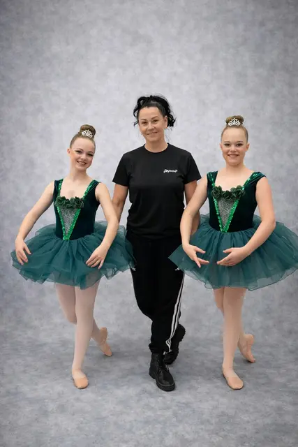 Maxima T. und Johanna H. mit ihrer Choreografin Klaudia Flür nach dem Gewinn der Goldmedaille beim Austrian Dance Cup in Bad Ischl. | Foto: Joydance