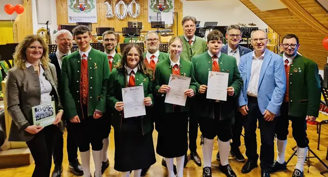 Raphael Keusch (Bronze), Julia Gratz (Silber), Sophie Koss (Bronze), Felix Mader (Bronze) erhielten Auszeichnungen. | Foto: Trachtenkapelle Theras