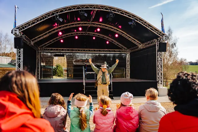 Im Rahmen des "Gschaftlertags" dürfen Kinder für kurze Zeit selbst in die Rolle eines Operators an einem Fahrgeschäft schlüpfen. | Foto: Bayern Park