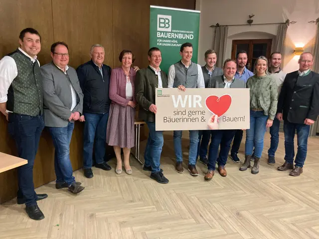 Starkes Team für Sierning: Bauernbund-Obmann Thomas Sturl (5.v.r.), Bauernbund-Obmann-Stv. und Jungbauernvertreter Johannes Großauer (5.v.l.), Altbauernobmann Hans Keinrath (3.v.l.) sowie Ortsbauernobmann Thomas Derflinger (1.v.r.) – und als Vertretung für das Bäuerinnen-Team Christine Bräuer (3.v.r.). Als Bezirksfunktionäre waren bei der Wahl Michael Auer und Johannes Pfistermüller mit dabei (1.und 2.v.l.)
Als Bezirksfunktionäre waren bei der Wahl Michael Auer und Johannes Pfistermüller mit dabei (1.und 2.v.l.)
 | Foto: Bauernbund Sierning