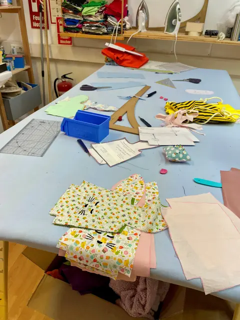 Kleine Kuscheltiere, Taschen in bunten Farben, Holz-Spielzeug oder kleine Osterhasen aus Stoff: der Kreativität sind bei der Anfertigung verschiedener Produkte im Jugendbeschäftigungsprojekt "easy" der Caritas Salzburg kaum Grenzen gesetzt. | Foto: Caritas/Easy