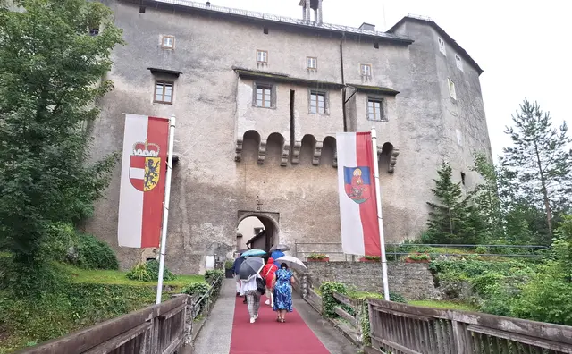 Ausstellung auf der Burg Golling von Marianne Ploch. | Foto: Josef Wind