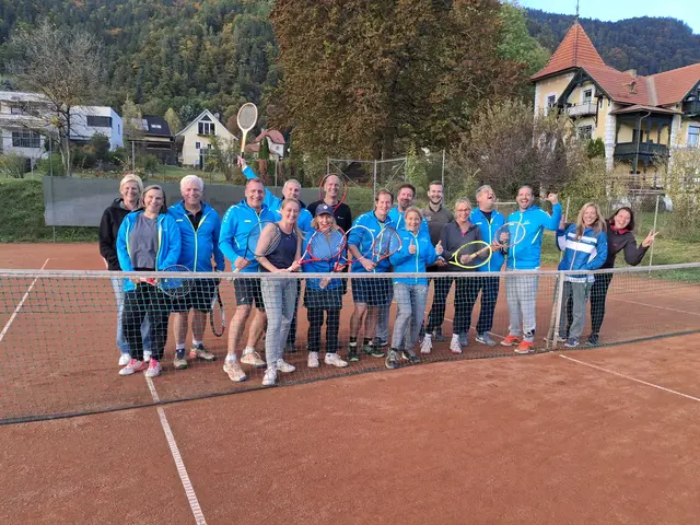 Viele fleißige Hände vom Sportclub Steindorf haben bei der Tennisplatz-Renovierung angepackt, um schnellstmöglich die neue Saison starten zu können. | Foto: SC Steindorf