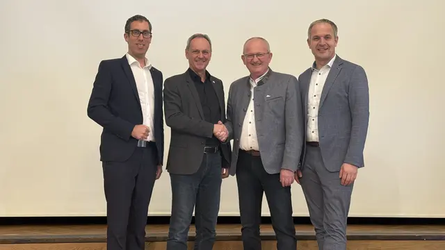 Wernsteins Bürgermeister Alois Stadler (2. v. r.) übernimmt das Bezirks-Bürgermeistersprecheramt von Roland Wohlmuth (2. v. l.). | Foto: Stadler