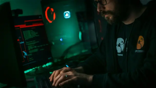 Mit einer Betrugsmasche nehmen Kriminelle aktuell Nutzerinnen und Nutzerinnen von „Trade Republic“ ins Visier. (Symbolbild)  | Foto: KeepCoding/Unsplash