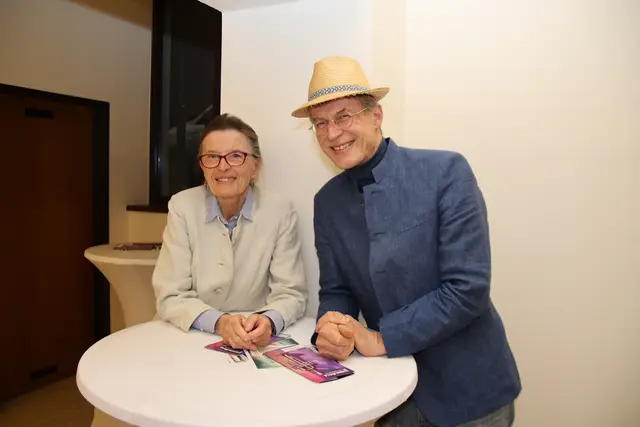 Franziska Barth vom Kulturverein mit Hubert Brunauer.