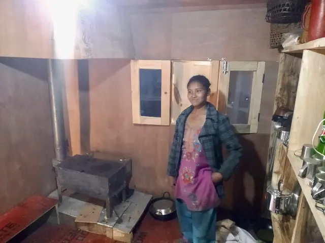 Srijana hat jetzt sogar Fensterläden und eine Ofen.  | Foto: Tia