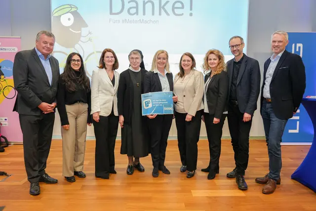 Günther Steinkellner (Landesrat für Infrastruktur Land OÖ), Nadine Abou-Zid (Marketing fluidtime data), Sejla Bosnjak (Koordinatorin der Betrieblichen Gesundheitsförderung und Radfahrbeauftragte), Franziska Buttinger (Geschäftsführung), Carmen Breitwieser (Geschäftsführung), Sabine Alber (Leitung Personalentwicklung), Jutta Rinner (Vorstandsdirektorin Linz AG), Norbert Rainer (Geschäftsführer Klimabündnis OÖ) und Wolfgang Schildorfer (FH OÖ). | Foto: Fotokerschi