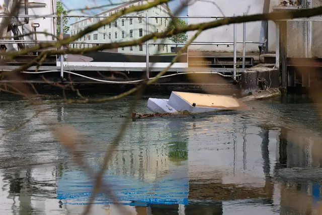 Die Feuerwehr musste eine Couch aus dem Welser Mühlbach fischen.