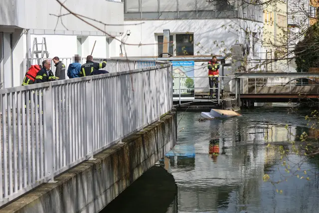 Die Feuerwehr musste eine Couch aus dem Welser Mühlbach fischen.