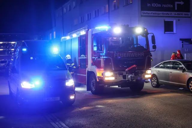 Atemschutztrupp rettet Frau aus brennendem Haus