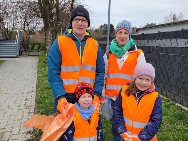 Von ihrem Kindern Jiakob und Anika wurden Reinhard und Sonja Rausch beim Müllsammeln tatkräftig unterstützt. | Foto: Brigitte Thallauer