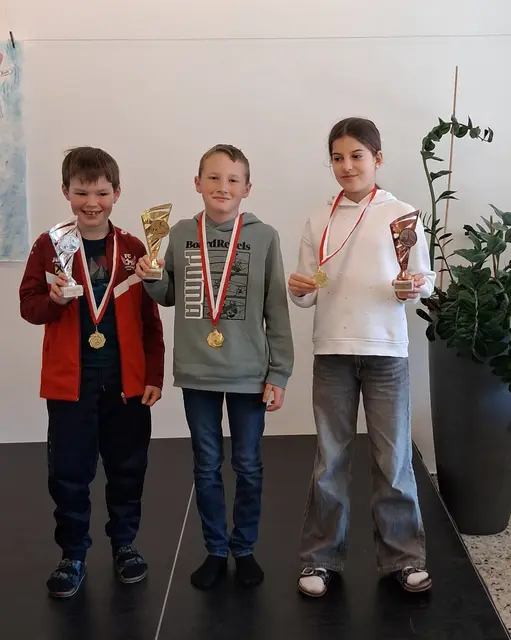 Klasse 4b Silber Lio Nothdurfter, Klassenmeister Alexander Reinecker, Bronze Nika Vujanovic. 