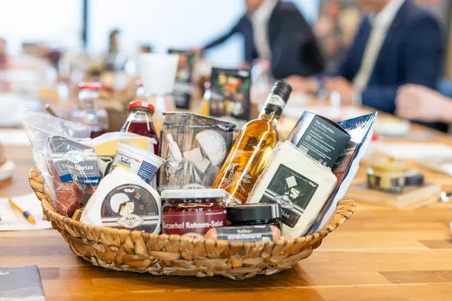 „Qualität Tirol“-Produkte leisteten 2025 einen Beitrag von 59 Millionen Euro zur Tiroler Wirtschaft. Zudem sicherten sie 581 Arbeitsplätze und brachten rund 30 Millionen Euro an Steuern und Abgaben. | Foto: Agrarmarketing Tirol / Steinlechner