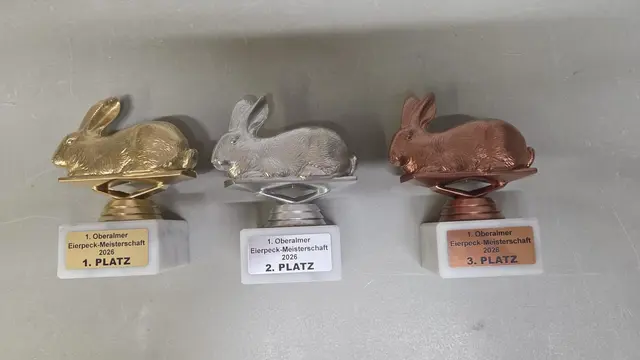 Pokale für die besten drei Platzierungen rundeten die erste Eierpeckmeisterschaft ab. | Foto: SPÖ Oberalm