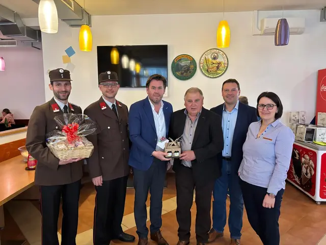Altbürgermeister Josef Csencsics (3.v.r.) feierte am 31. März den 70. Geburtstag. Gemeindevertretung und Feuerwehr gratulierten dem Jubilar herzlich. | Foto: Gemeinde Schandorf
