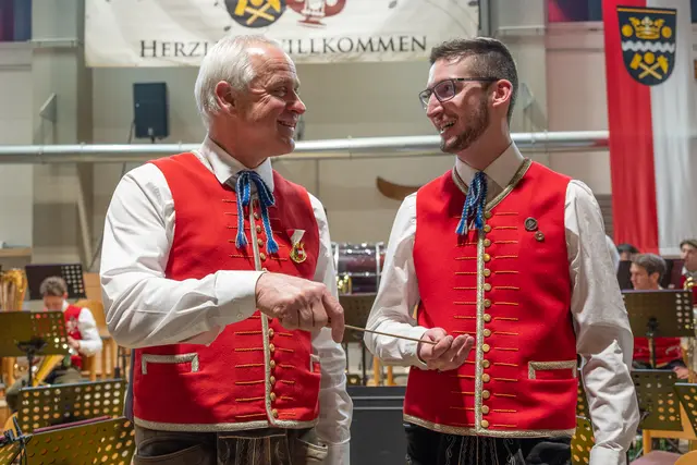 Taktstockübergabe von Kapellmeister Josef Graggaber (li.) an Kapellmeister Jakob Kendlbacher (re.).  | Foto: Lukas Korbuly