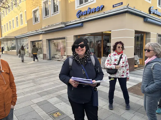 Sandra Blum vor dem alten Posthof: Wo jetzt das Schuhhaus Grabner steht, war dereinst eine schmale Gasse. | Foto: Schauer