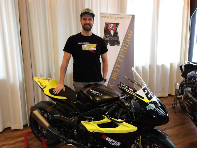 Thomas Altendorfer steuert eine Triumph 765. | Foto: Herbert Schöttl