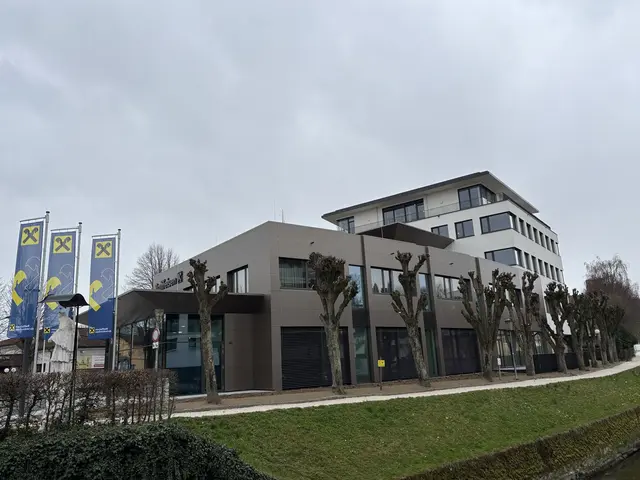 Das Bankgebäude fügt sich bewusst in die Umgebung ein. | Foto: MeinBezirk