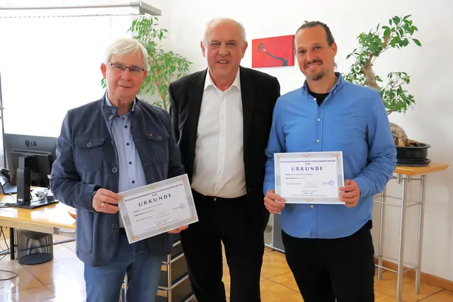 Die Stadträte Harald Sobe (links) und Sascha Jabali Adeh (rechts) mit Walk Space-Geschäftsführer Dieter Schwab. | Foto: Stadt Villach