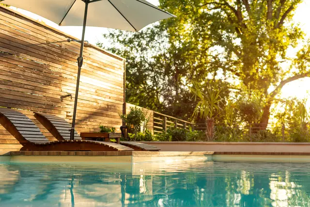 Die Wellness-Lounge mit Pool im eigenen Garten macht Urlaub überflüssig. | Foto: zstockphotos