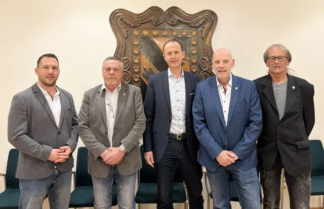 Gemeinderat Hannes Schlesinger (FPÖ), Gemeinderat Wolfgang Fuchs (FPÖ), Vizebürgermeister Jürgen Trsek (ÖVP), Stadtrat Roman Erhart (FPÖ) und Gemeinderat Franz Rakovsky (FPÖ). | Foto: MeinBezirk/Pilz