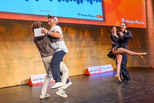 Dance Battle: Moderatoren vs. Profi-Tänzer:innen – Walzer, Hebefiguren und jede Menge Gelächter  | Foto: cityfoto.at