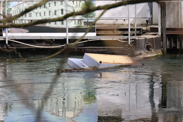 Die Feuerwehr musste eine Couch aus dem Welser Mühlbach fischen.