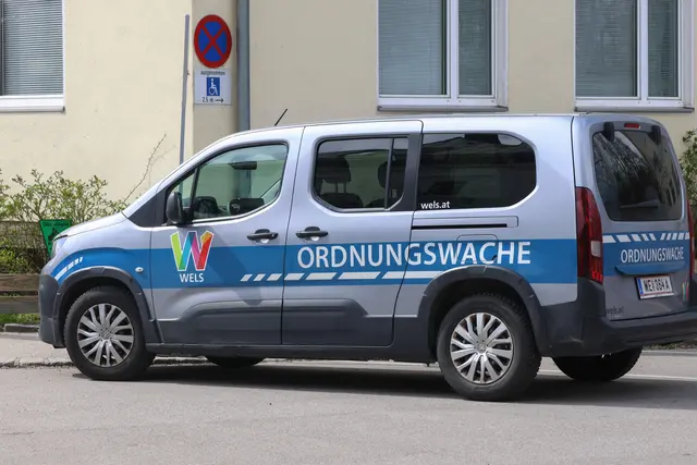 Die Feuerwehr musste eine Couch aus dem Welser Mühlbach fischen.