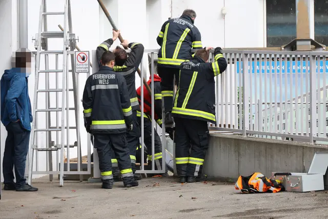 Die Feuerwehr musste eine Couch aus dem Welser Mühlbach fischen.