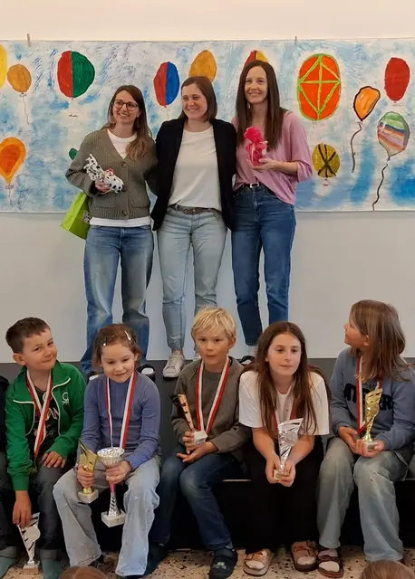 Schulassistentin Silvia Höck Rang 2. Siegerin Alexandra Holzer - Ziepl, 3. Schulassistentin Frau Mag. Lara Paulitsch; vorne Ben Hauser, Schulmeisterin Emilia Falkner, Max Zoubek, Frida Hofer, und Anna Larcher,
