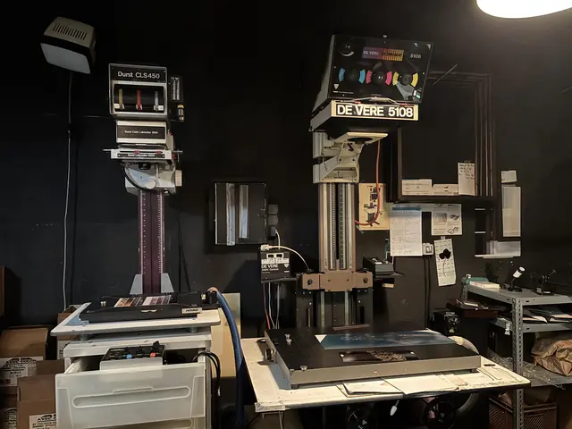Das Fotolabor von Klaus Mähring in Strem ist mit vielen analogen Fotoentwicklungsgeräten aus den 90er Jahren gespickt.  | Foto: Elisabeth Kloiber