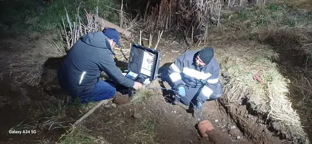Unterstützung erhielten die Einsatzkräfte zudem von Leckortungstechniker Bernd Golznig (SMS Austria GmbH). Der Kater konnte per Kamerabefahrung lokalisiert werden. | Foto: Feuerwehr Guttaring