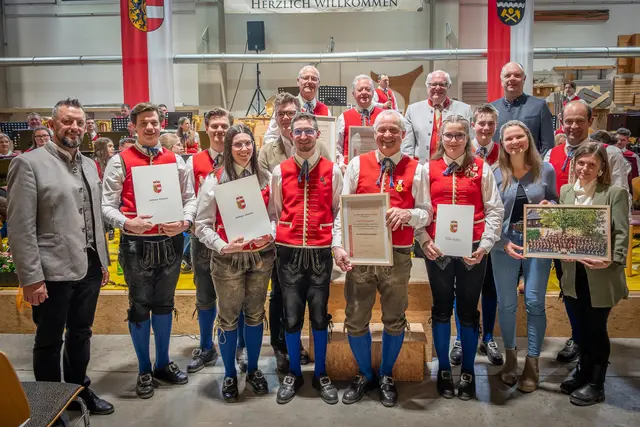 Gehrte mit ihren ersten Gratulanten. | Foto: Lukas Korbuly