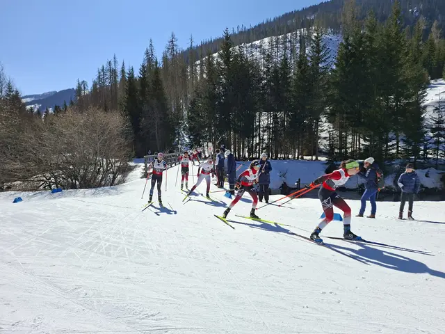 Spannende Rennszene beim AustriaCup-Finale in Obertilliach, bei dem Hannah Hauser die Silbermedaille in der Langdistanz gewinnt.