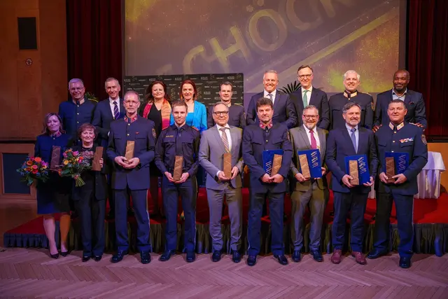 Alle Geehrten und ihre Paten auf einem Bild – das war der "Schöckl-Award 2026".  | Foto: LPD Stmk/Huber