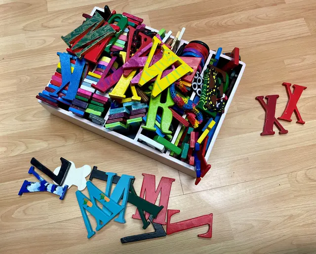 Kleine Kuscheltiere, Taschen in bunten Farben, Holz-Spielzeug oder kleine Osterhasen aus Stoff: der Kreativität sind bei der Anfertigung verschiedener Produkte im Jugendbeschäftigungsprojekt "easy" der Caritas Salzburg kaum Grenzen gesetzt. | Foto: Caritas/Easy