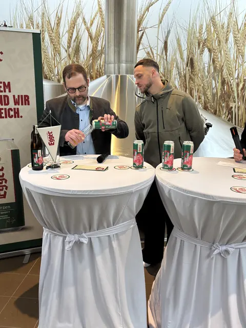 Der Bierbraumeister erklärt, wie man ein Bier richtig einschenkt. | Foto: Tanja Handlfinger