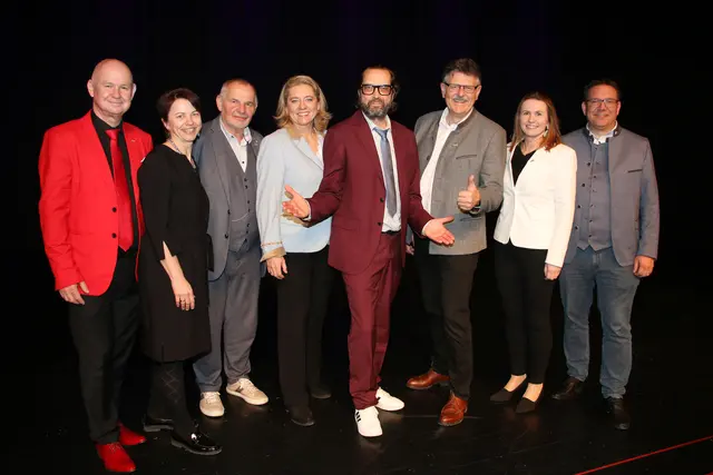 Beim Kabarett der NÖ Landarbeiterkammer in Amstetten. V.l.n.r.: Niederösterreichs LAK-Vizepräsident Karl Orthaber, Oberösterreichs LAK-Kammeramtsdirektorin Gabriele Hebesberger, OÖ LAK-Präsident Gerhard Leutgeb, NÖ LAK-Vizepräsidentin Judith Hartl, Kabarettist Gerald Fleischhacker, NÖ LAK-Präsident Andreas Freistetter, NÖ LAK-Kammeramtsdirektorin Bianca Pörner und Amstettens Bürgermeister Christian Haberhauer
F
 | Foto: NÖ LAK / Schneider