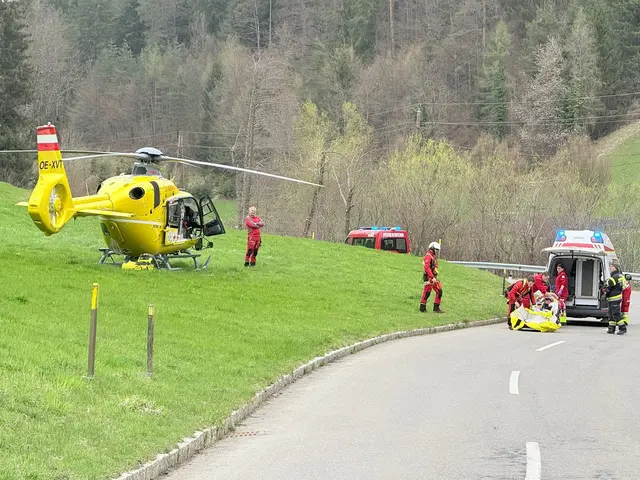 Schwerer Unfall im Wald, Hubschrauber rettet Arbeiter